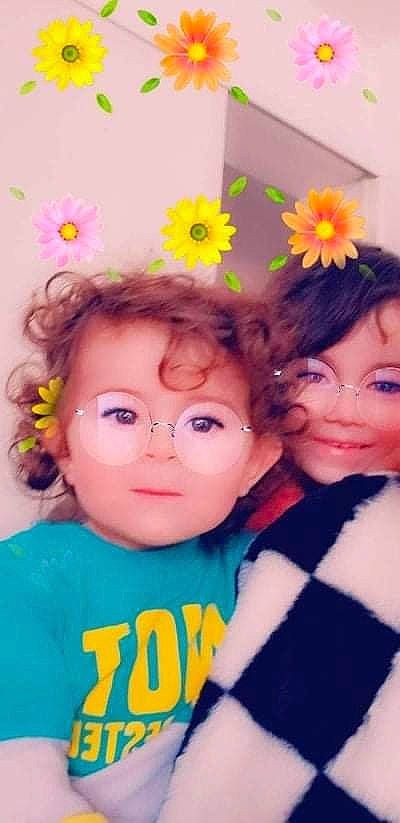 Yasmine a rejoint le concours — aidez-le/la à gagner de superbes lots ! baby_toddler_clothing, cheek, clothing, eyebrow, eyelash, face, facial_expression, flower, fun, hairstyle, happy, headgear, iris, joy, person, petal, pink, plant, product, skin