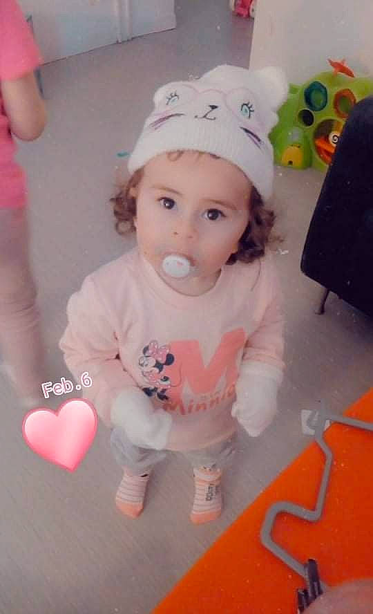 Yasmine a rejoint le concours — aidez-le/la à gagner de superbes lots ! baby, baby_toddler_clothing, cap, cheek, child, costume_hat, event, fashion_accessory, flooring, fun, happy, headband, headwear, magenta, party_supply, person, pink, sitting, skin, sleeve