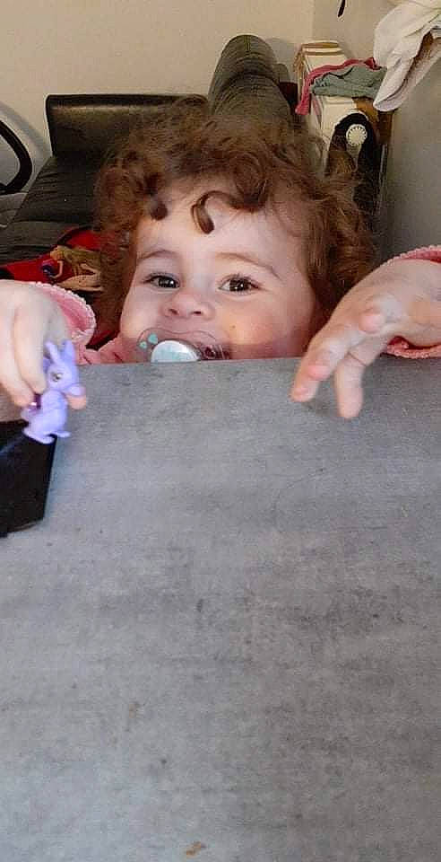 Yasmine a rejoint le concours — aidez-le/la à gagner de superbes lots ! baby_toddler_clothing, cheek, child, eyelash, finger, flooring, fun, gesture, hair, happy, head, lip, mouth, nail, nose, person, road_surface, skin, thumb, toddler