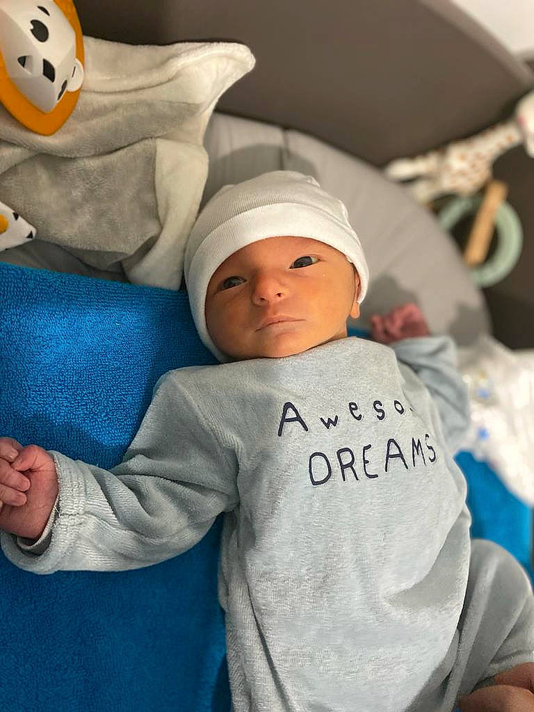 Ayden a rejoint le concours — aidez-le/la à gagner de superbes lots ! baby, child, comfort, eye, face, gesture, head, headwear, health_care, hospital, hospital_gown, joint, linens, medical, mouth, organ, person, room, service, textile