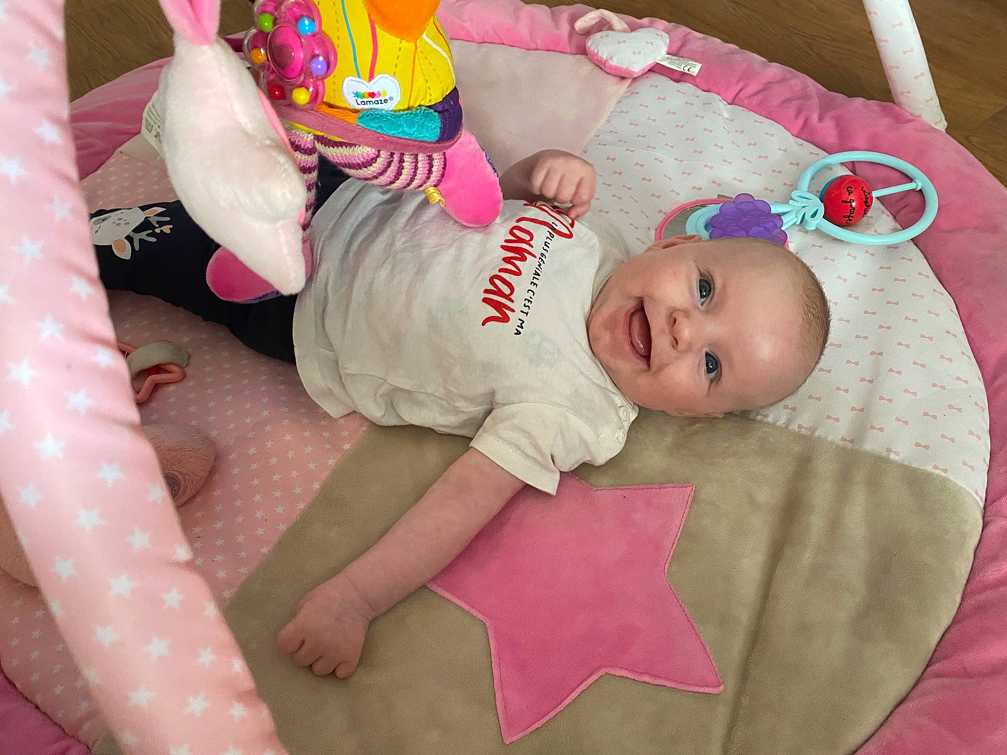 Yliana participe au concours pour gagner de l'argent avec cette photo : baby, baby_products, baby_toddler_clothing, baby_toys, child, comfort, foot, happy, hat, linens, pattern, person, pink, product, room, skin, sleeve, smile, sock, textile