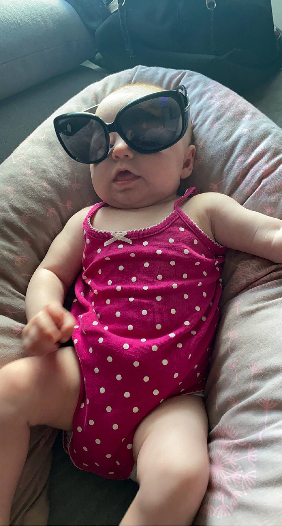 Yliana a rejoint le concours — aidez-le/la à gagner de superbes lots ! arm, baby_toddler_clothing, comfort, eyewear, facial_expression, finger, glasses, goggles, hairstyle, hand, happy, headwear, leg, lip, person, pink, shoulder, skin, sunglasses, thigh