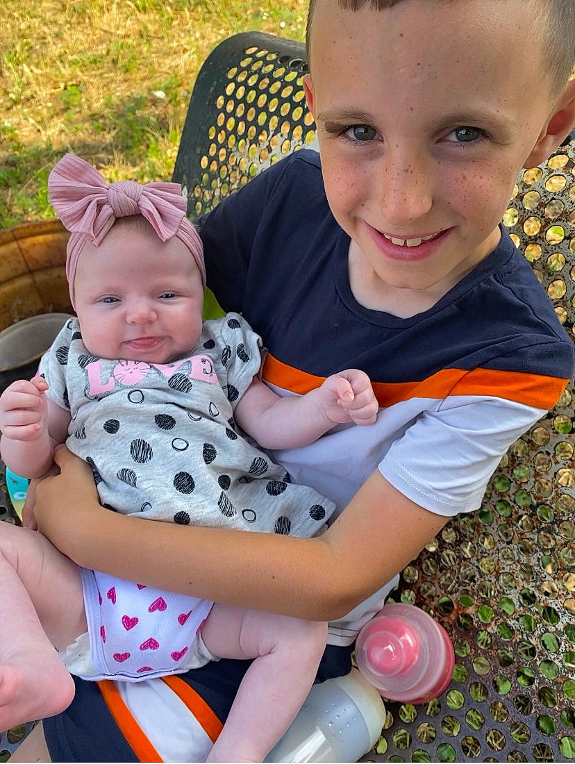 Yliana participe au concours pour gagner de l'argent avec cette photo : arm, baby_toddler_clothing, eye, face, facial_expression, finger, grass, hairstyle, hand, happy, headwear, iris, joy, leaf, leg, organ, people_in_nature, person, photograph, plant