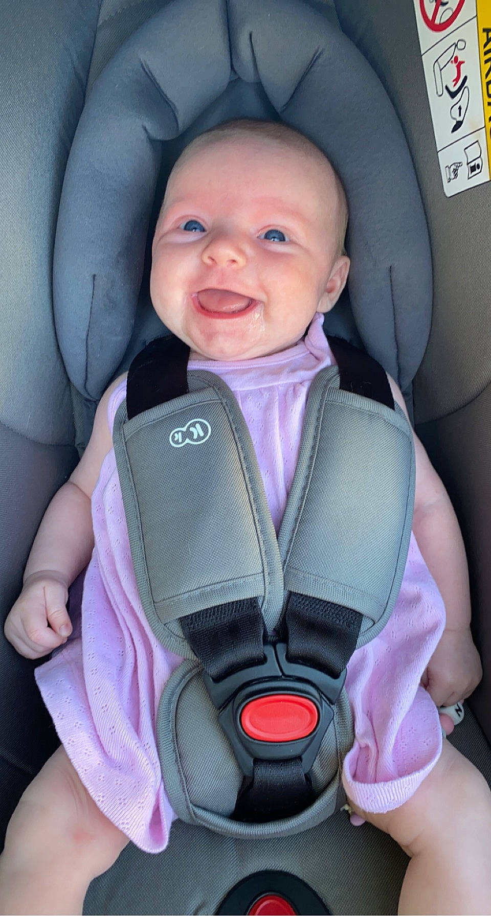 Yliana participe au concours pour gagner de l'argent avec cette photo : auto_part, baby, baby_carriage, baby_in_car_seat, baby_products, baby_safety, car_seat, comfort, electric_blue, head, head_restraint, person, personal_protective_equipment, photograph, product, seat_belt, service, smile, thumb, toddler