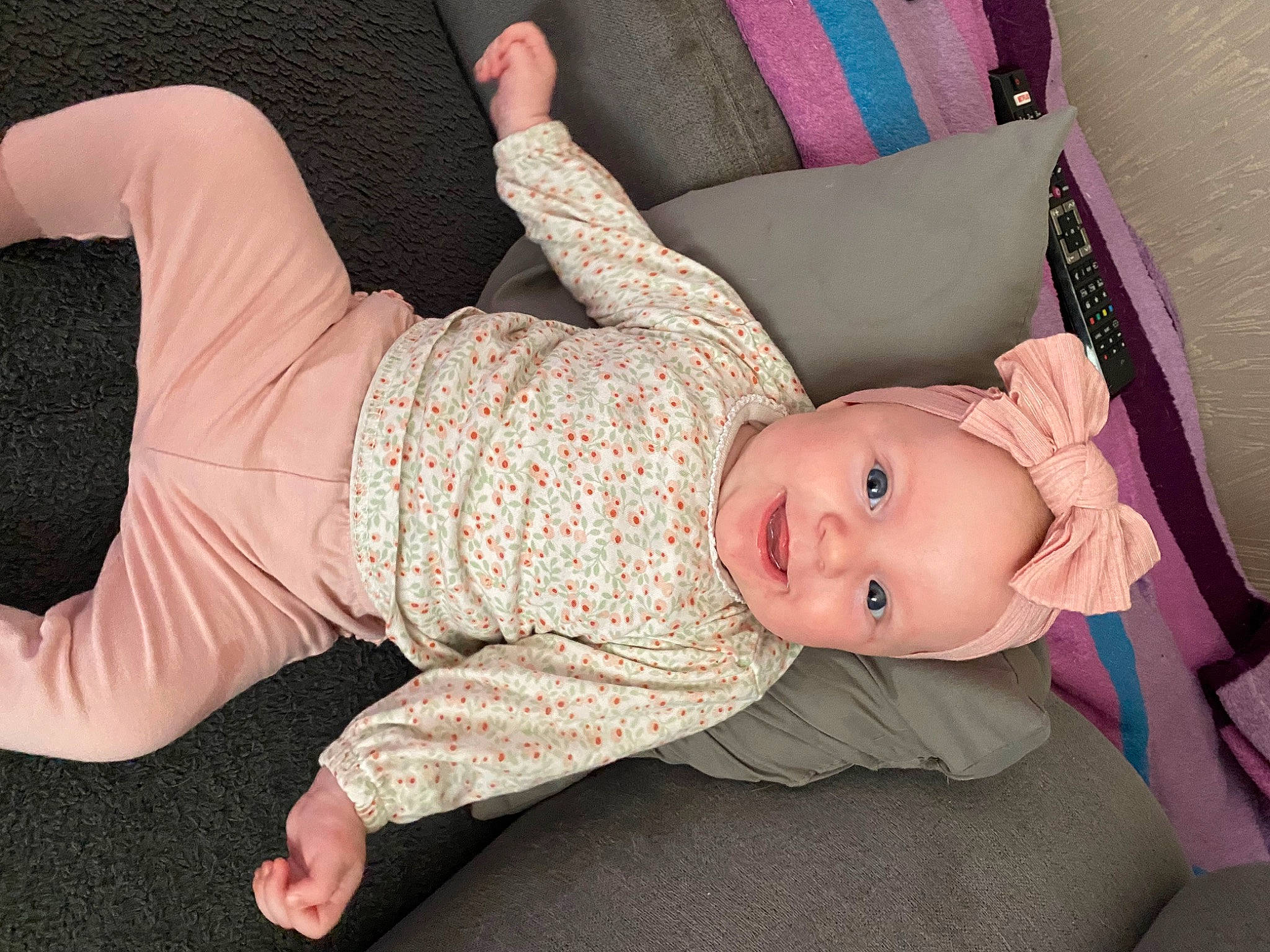 Yliana participe au concours pour gagner de l'argent avec cette photo : arm, baby, child, comfort, elbow, finger, hair, hand, headwear, human_body, joint, knee, leg, neck, pattern, person, pink, sleeve, textile, thigh