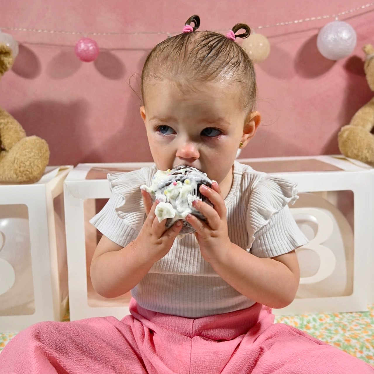 Mençiia participe au concours pour gagner de l'argent avec cette photo : birthday, cake, child, cupcake, cute, decorations, eating, hair_ties, happy, indoors, messy, party, pastel_colors, person, pink_pants, plate, sitting, teddy_bear, toddler, white_top