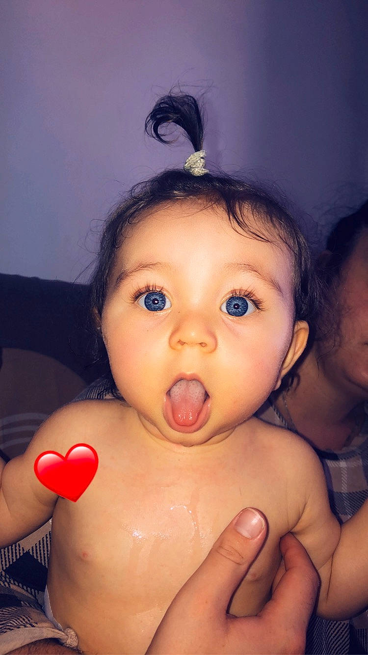 Oksana a rejoint le concours — aidez-le/la à gagner de superbes lots ! arm, cheek, chin, eye, eyebrow, eyelash, face, facial_expression, forehead, hair, hairstyle, hand, head, joint, lip, mouth, muscle, nose, person, shoulder