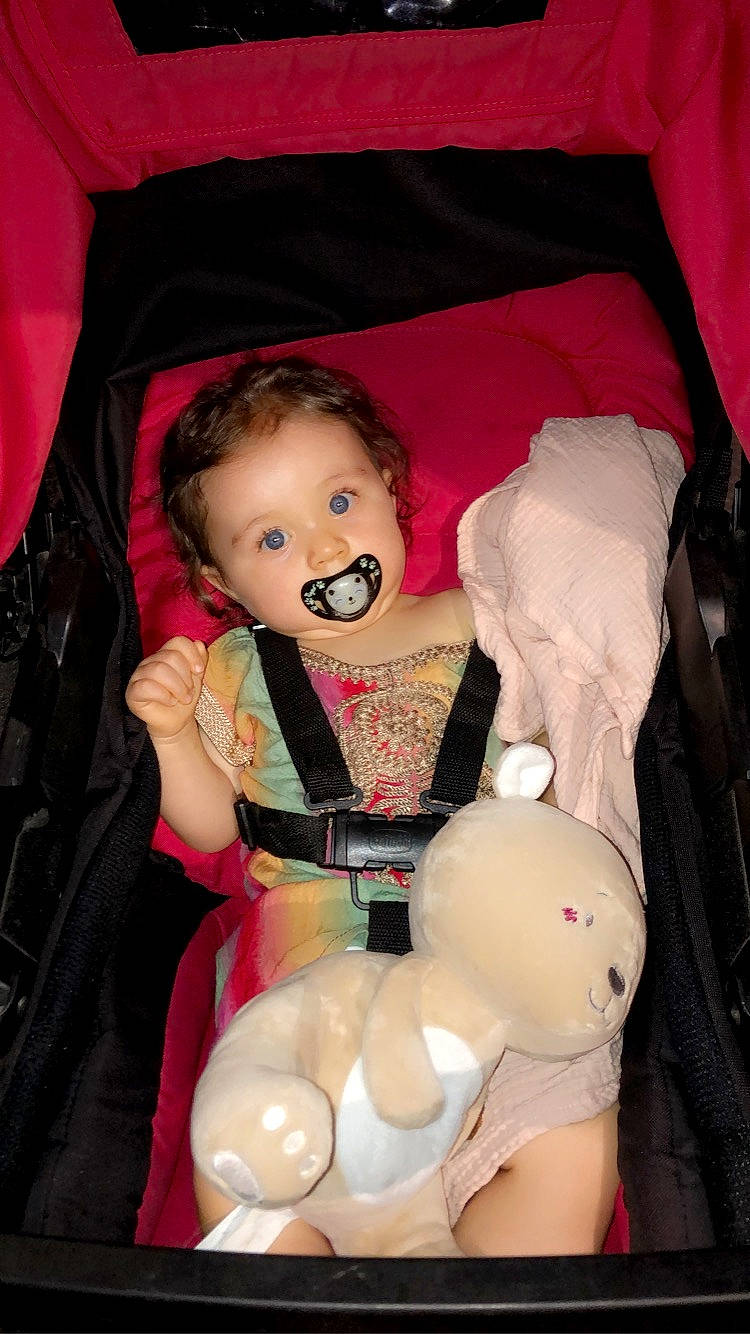 Oksana a rejoint le concours — aidez-le/la à gagner de superbes lots ! baby_products, car_seat, carmine, chest, child, doll, fashion_accessory, lap, magenta, person, pink, plush, product, sitting, skin, smile, stuffed_toy, teddy_bear, textile, toy