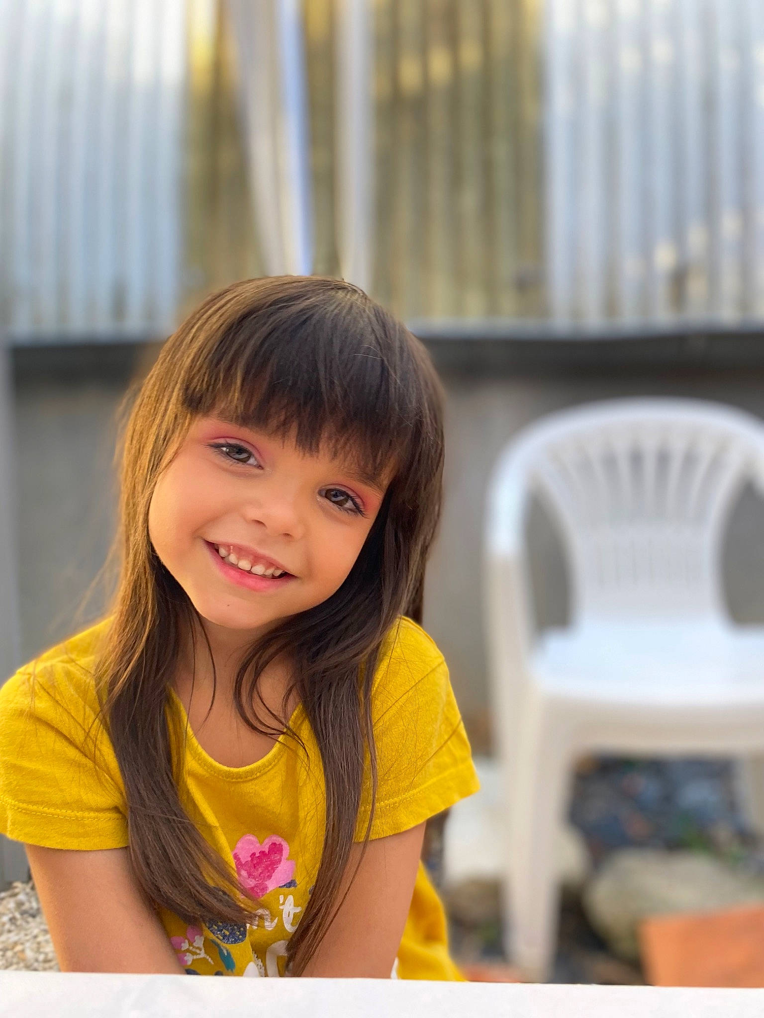 Kimberly a rejoint le concours — aidez-le/la à gagner de superbes lots ! bangs, blond, brown_hair, chair, child, eye, facial_expression, fun, hairstyle, happy, joy, layered_hair, leisure, long_hair, person, portrait_photography, recreation, sitting, smile, t_shirt