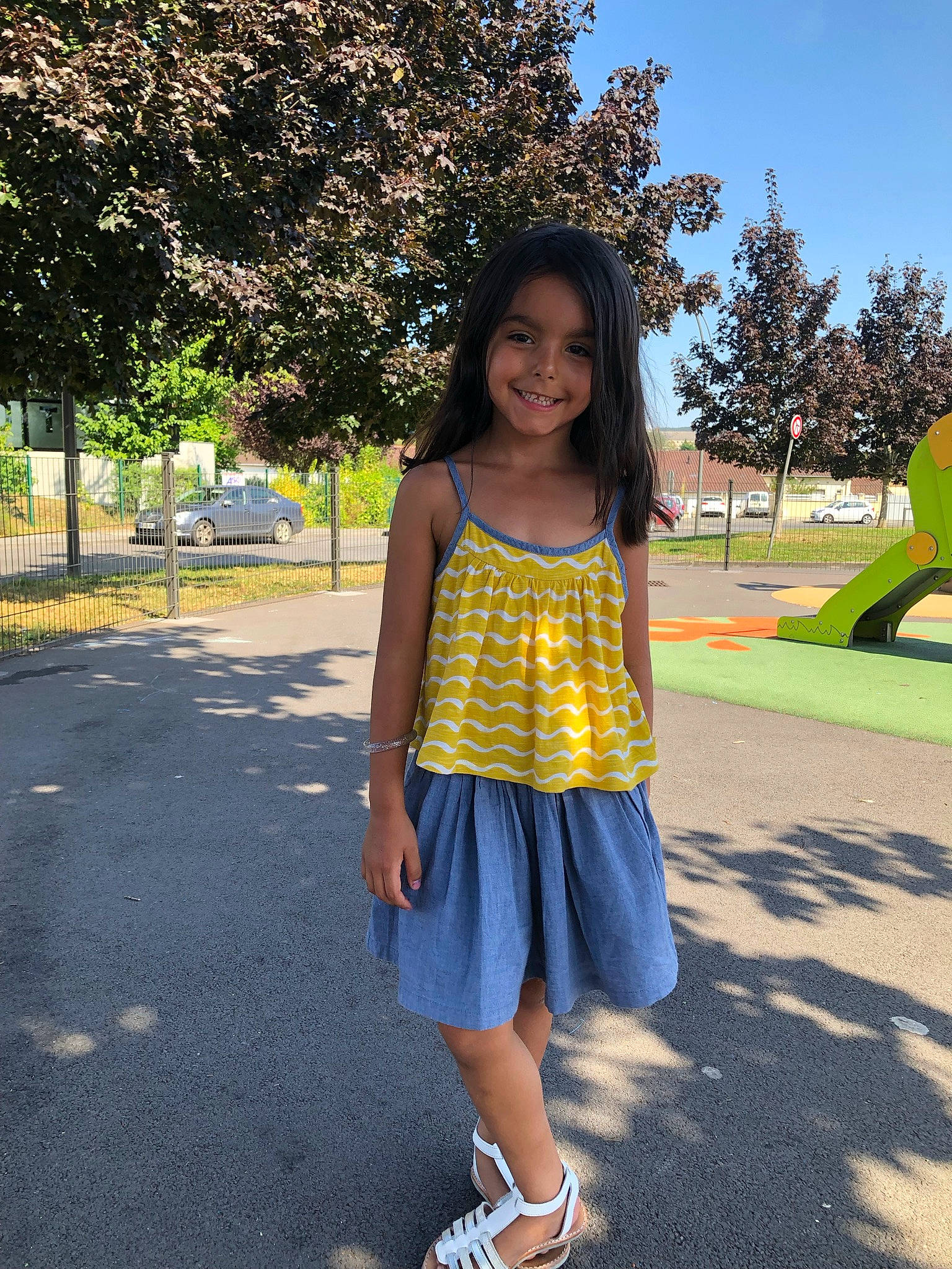 Maëwen participe au concours pour gagner de l'argent avec cette photo : asphalt, child, denim, electric_blue, fashion_accessory, fashion_design, fun, grass, happy, human_leg, joy, leisure, pattern, person, plant, road, sleeve, thigh, travel, tree