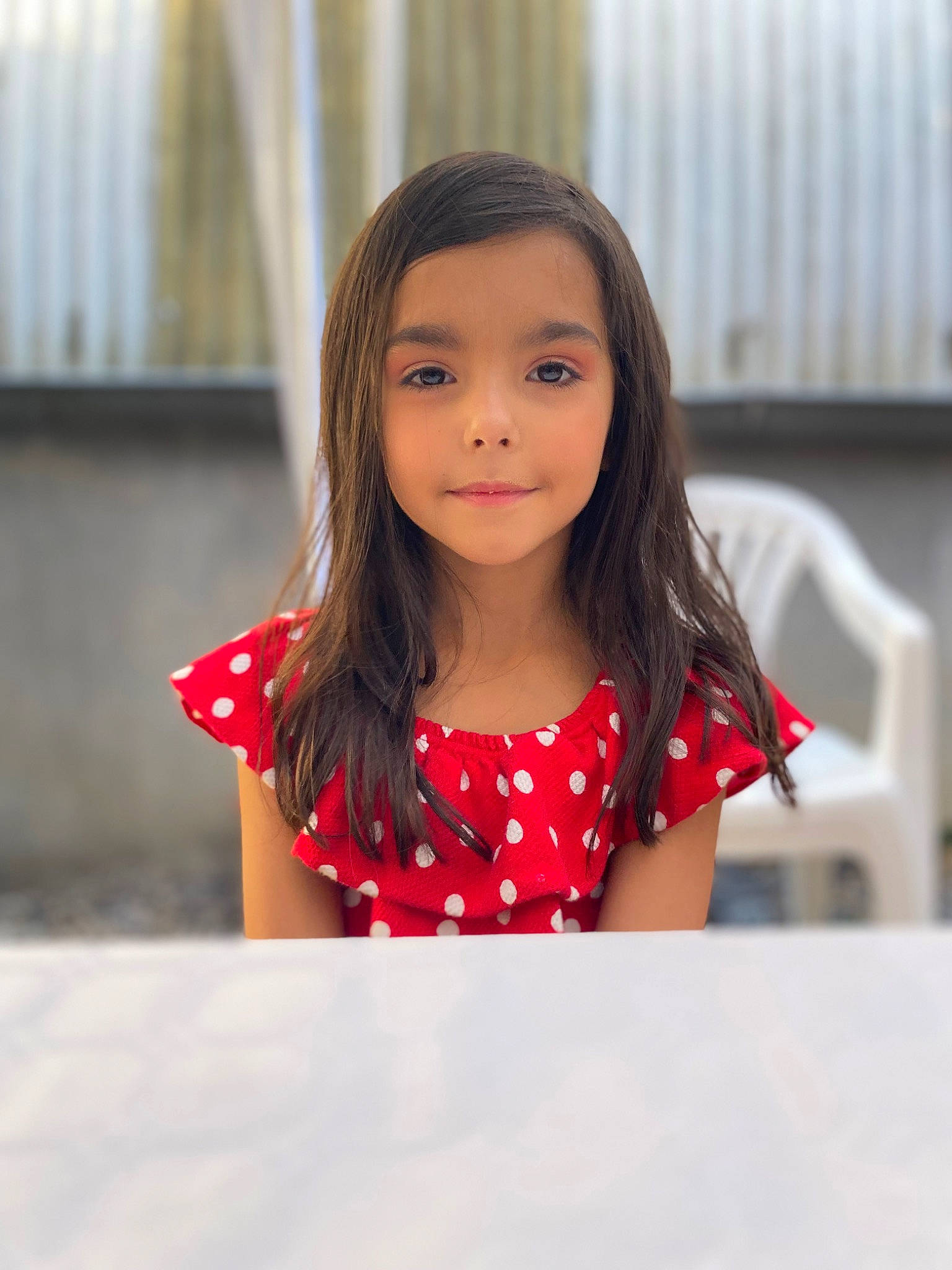 Maëwen a rejoint le concours — aidez-le/la à gagner de superbes lots ! black_hair, brown_hair, child, elbow, event, eye, flash_photography, fun, hair, happy, human_leg, joy, leisure, long_hair, person, sitting, sleeve, smile, t_shirt, thigh