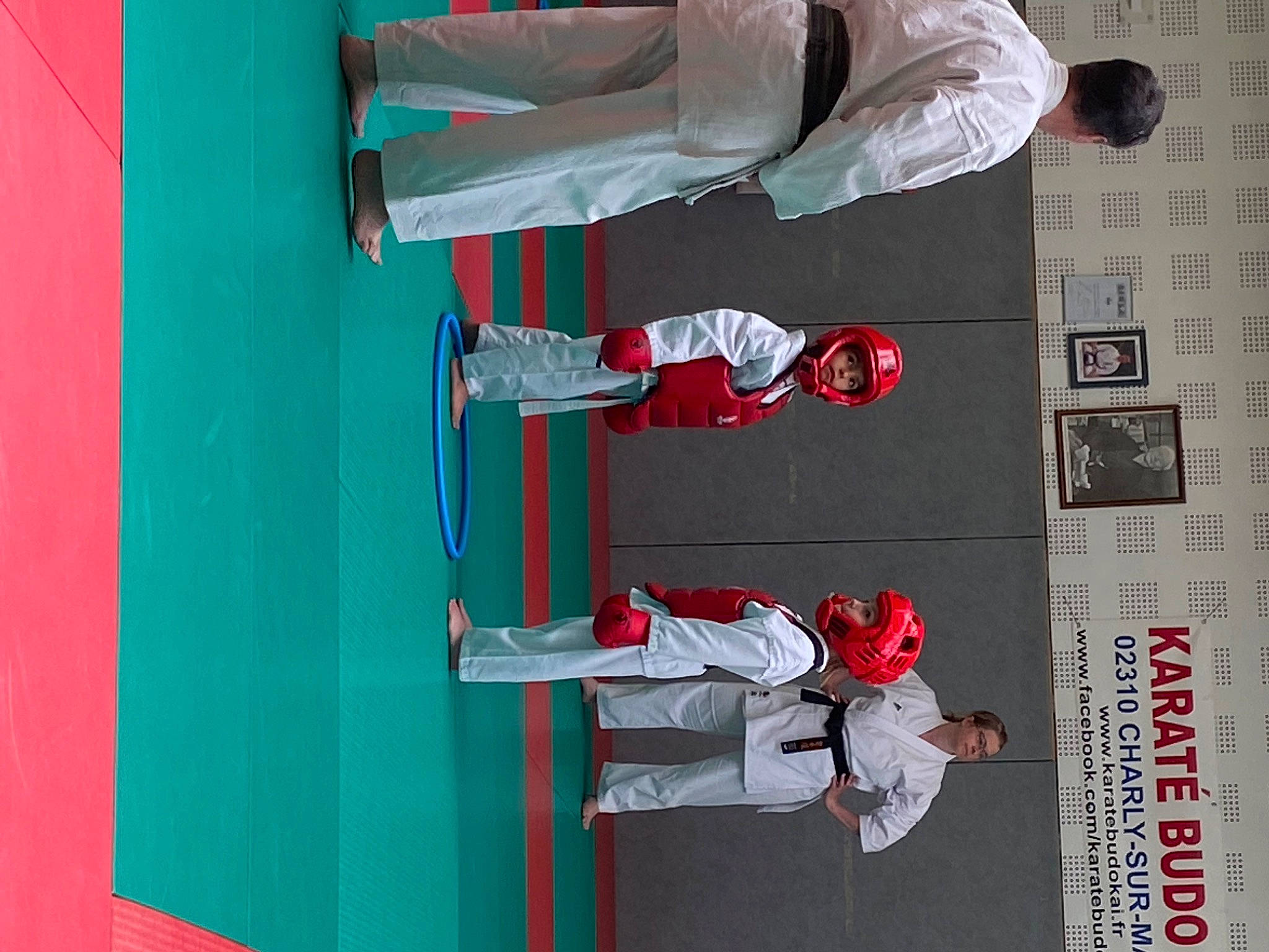 Maëwen a rejoint le concours — aidez-le/la à gagner de superbes lots ! arm, carmine, clothing, elbow, electric_blue, green, headwear, person, photograph, photography, red, room, sleeve, snapshot, t_shirt, trousers, walking_shoe, white, window, wrist