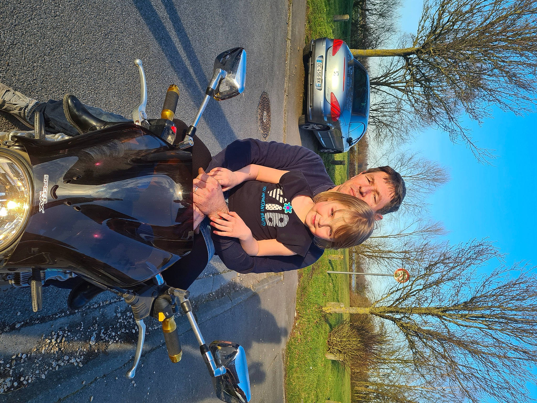 Kataleya participe au concours pour gagner de l'argent avec cette photo : asphalt, automotive_design, automotive_exterior, automotive_lighting, automotive_tire, car, fender, fun, headlamp, joy, leisure, motor_vehicle, motorcycle, person, plant, rim, sky, tire, tree, vehicle