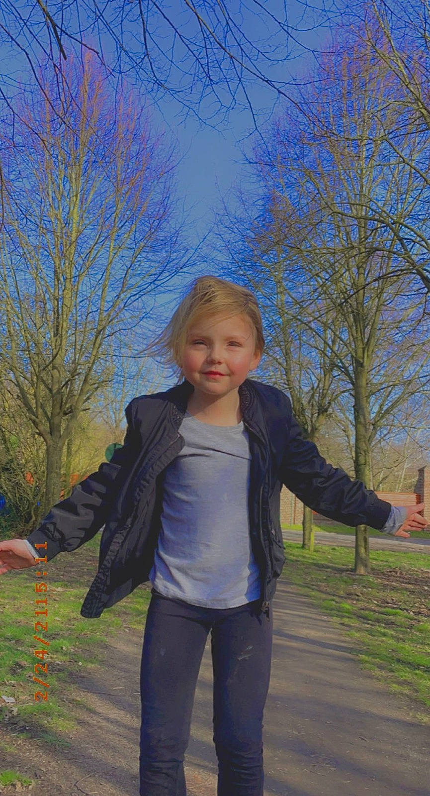 Kataleya participe au concours pour gagner de l'argent avec cette photo : denim, electric_blue, freezing, fun, gesture, grass, happy, jacket, joy, leisure, people_in_nature, person, plant, recreation, running, sky, sleeve, sportswear, standing, toddler