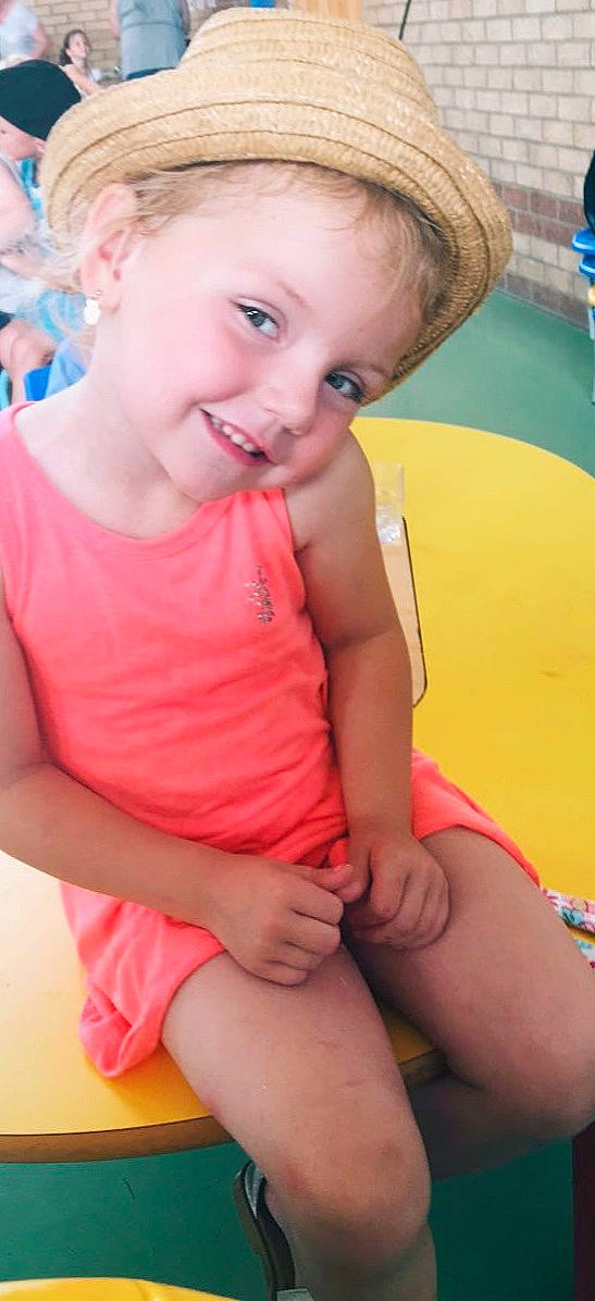 Kataleya participe au concours pour gagner de l'argent avec cette photo : blue, cheek, chin, eye, face, hair, hairstyle, happy, head, human_body, iris, joint, joy, lip, mouth, neck, nose, organ, person, shoulder