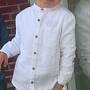 Rafaël participe au concours pour gagner de l'argent avec cette photo : beige_pants, boy, brick_wall, button_up, casual, casual_clothing, child, fashion, glass_door, happy, outdoor, person, portrait, reflection, reflection_in_glass, shoes, smiling, sneakers, standing, white_shirt