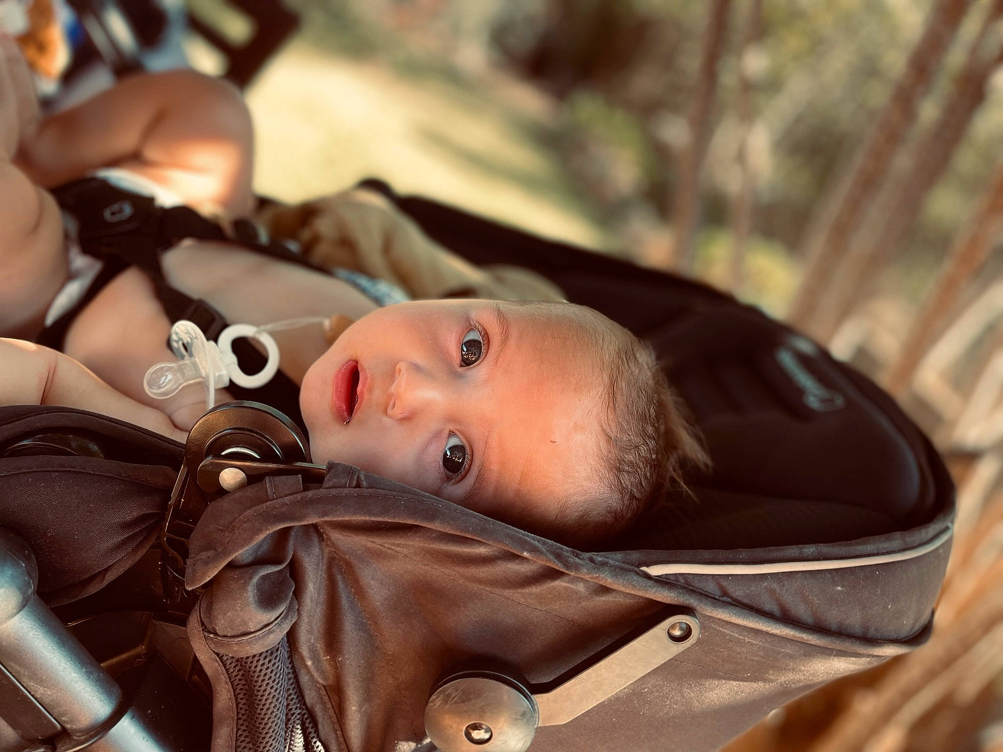 Loris a rejoint le concours — aidez-le/la à gagner de superbes lots ! audio_equipment, baby, baby_carriage, baby_products, black_hair, brown_hair, close_up, eyebrow, eyelash, eyewear, fashion_accessory, helmet, jacket, lip, mouth, person, personal_protective_equipment, sunglasses, toddler, tree