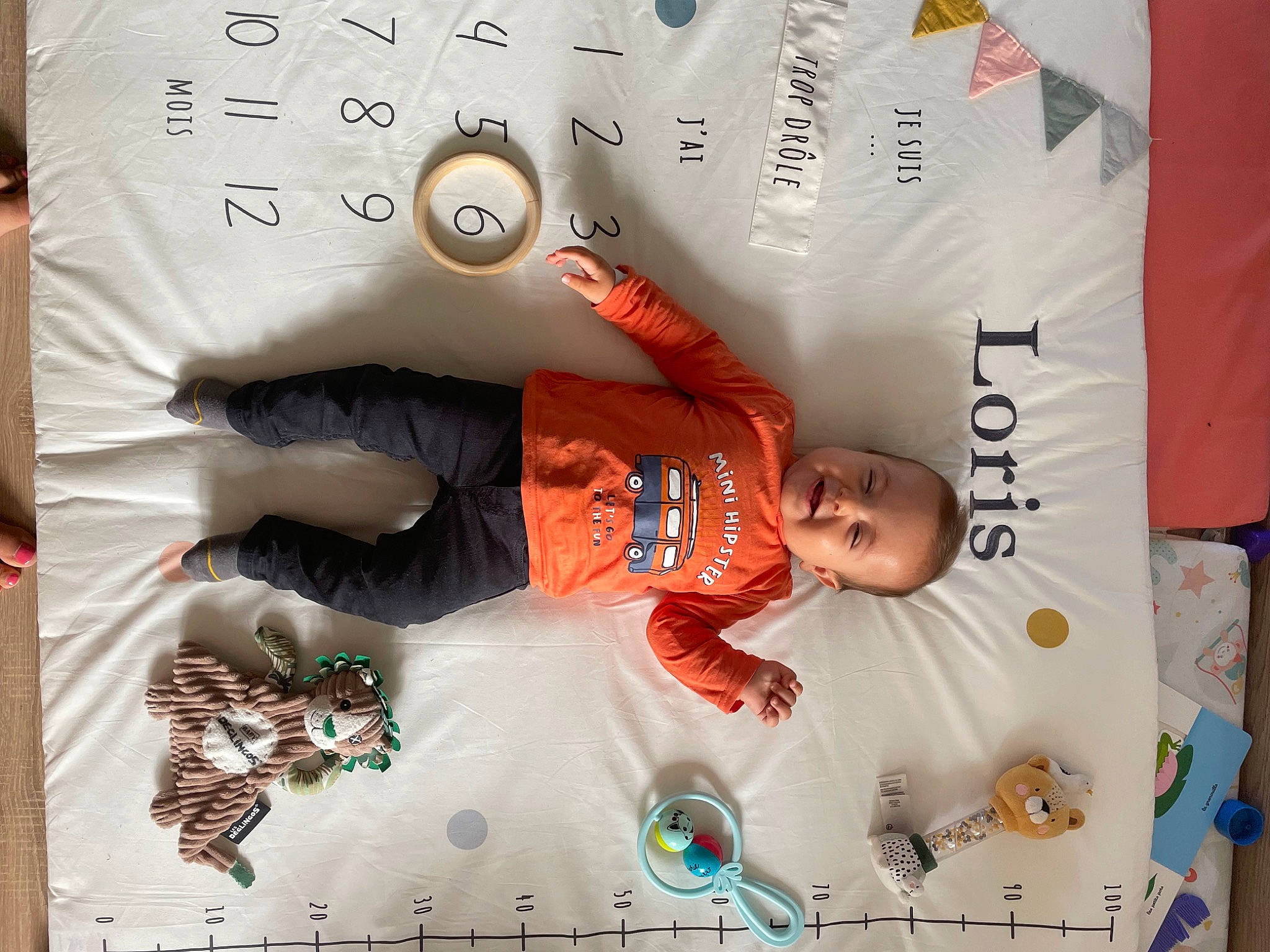 Loris a rejoint le concours — aidez-le/la à gagner de superbes lots ! advertising, brand, child, font, fun, graphic_design, graphics, happy, logo, pattern, person, room, sleeve, space, t_shirt, textile, toddler, world