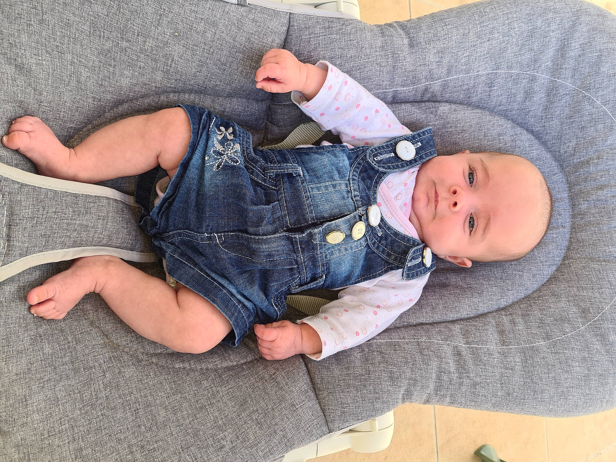 Célya participe au concours pour gagner de l'argent avec cette photo : baby, baby_products, baby_sleeping, baby_toddler_clothing, barefoot, child, comfort, eye, foot, human_body, human_leg, lap, leg, linens, pattern, person, sitting, skin, sleeve, thigh