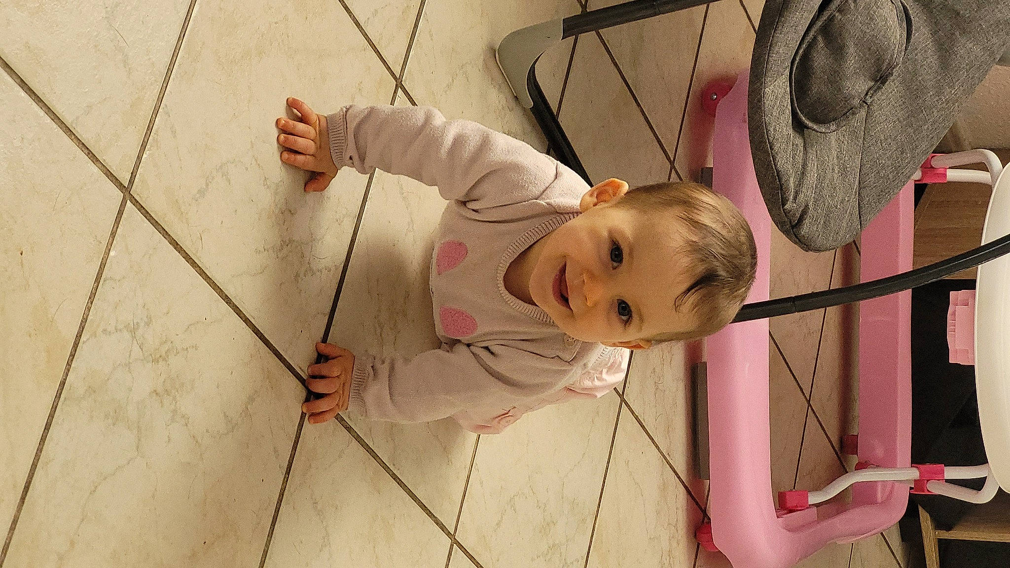 Maloë participe au concours pour gagner de l'argent avec cette photo : baby, baby_products, child, face, flooring, fun, hat, head, joy, leg, magenta, mammal, pattern, people, person, room, shoe, sitting, skin, toddler