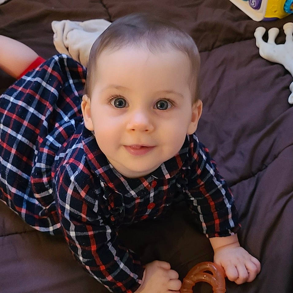 Maloë participe au concours pour gagner de l'argent avec cette photo : baby_toddler_clothing, cheek, child, cool, finger, flooring, fun, happy, iris, mouth, nose, pattern, people, person, plaid, skin, sleeve, smile, tartan, textile