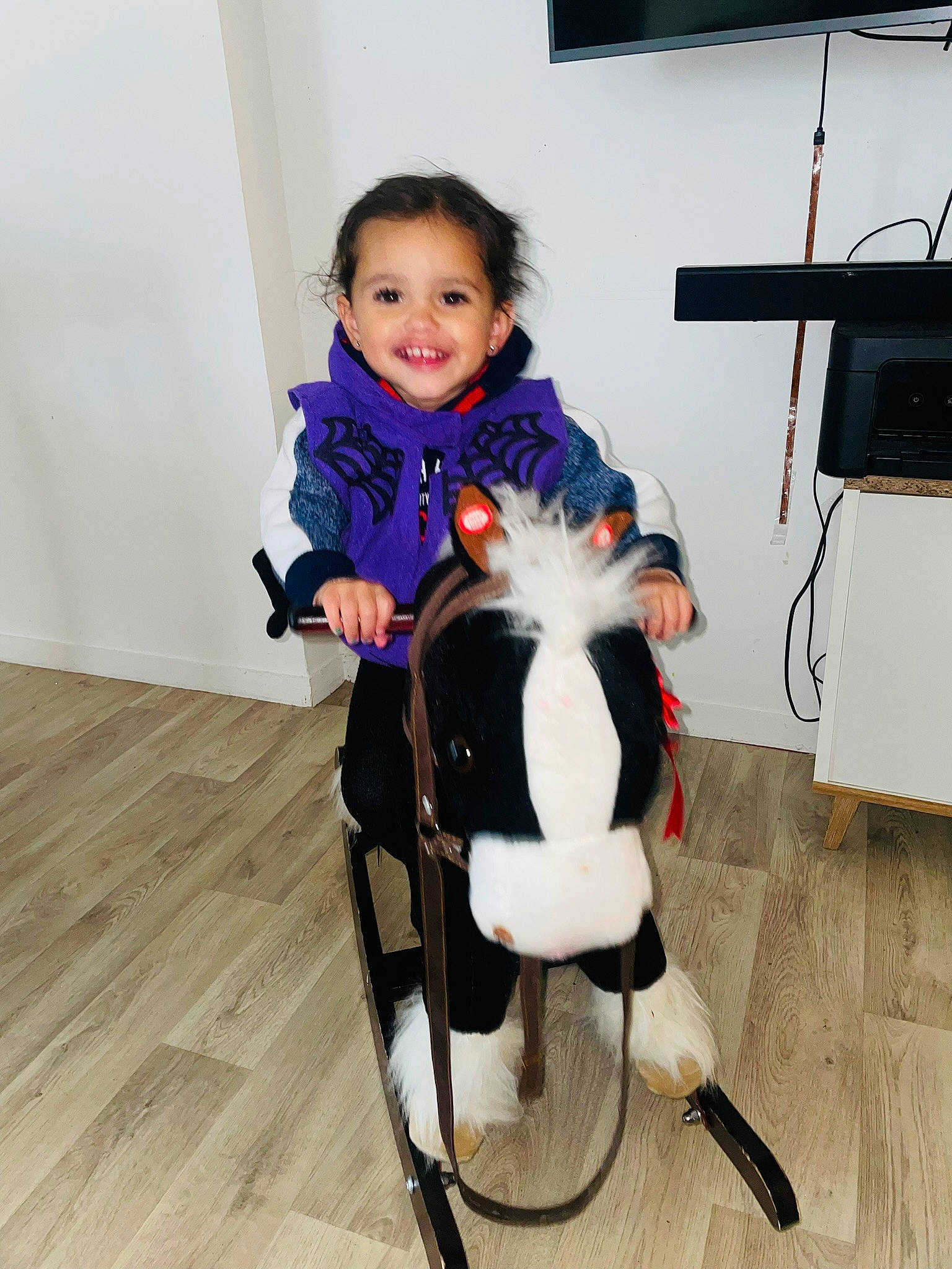 Alyah participe au concours pour gagner de l'argent avec cette photo : baby, baby_carriage, baby_products, baby_toddler_clothing, child, costume, electric_blue, flooring, happy, human_body, joy, knee, person, personal_protective_equipment, shoulder, sitting, smile, standing, television, thigh