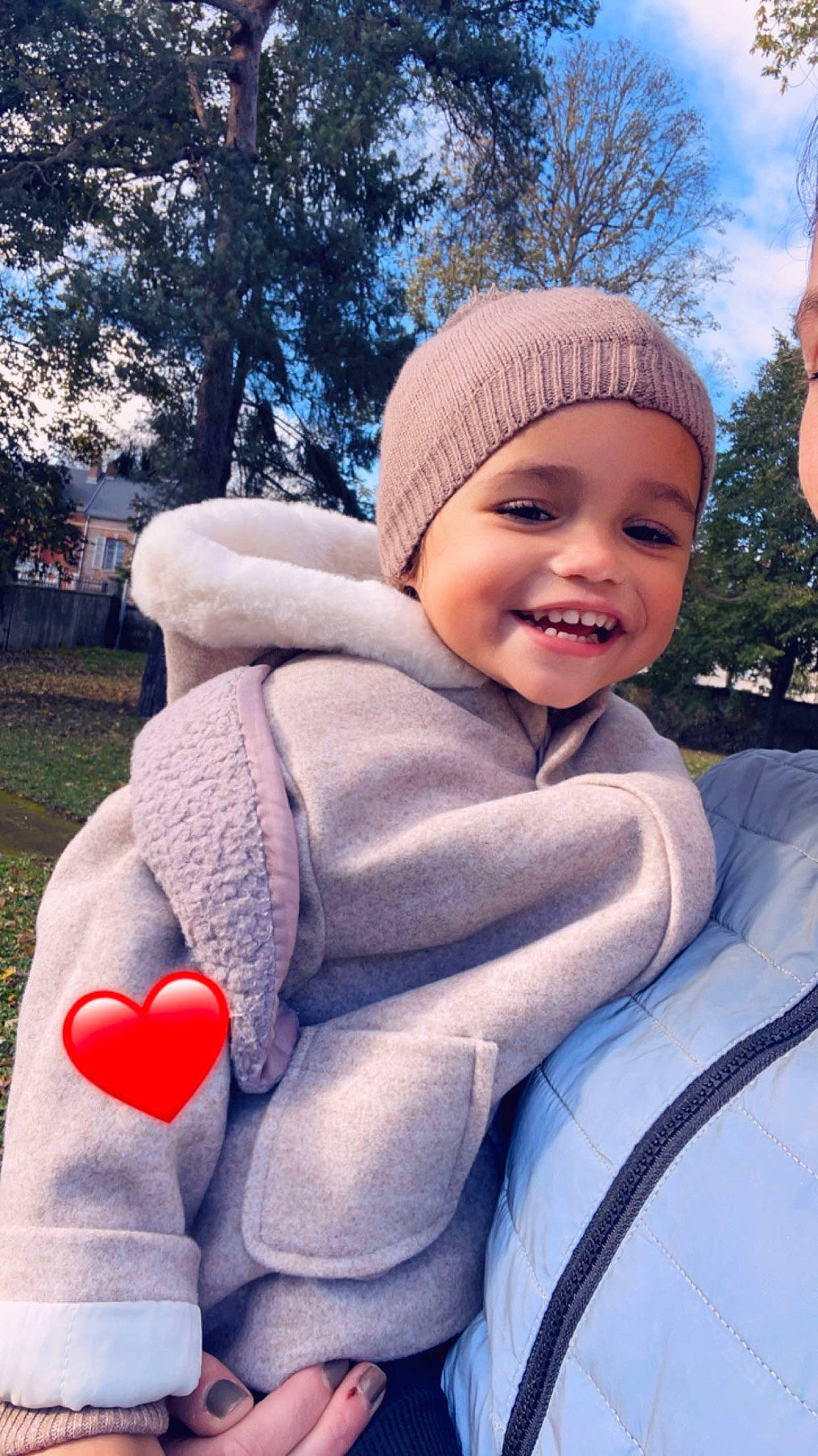 Alyah a rejoint le concours — aidez-le/la à gagner de superbes lots ! baby, cap, child, cool, electric_blue, facial_expression, fun, grass, happy, headgear, headwear, joy, leisure, outerwear, person, pink, plant, recreation, sky, smile