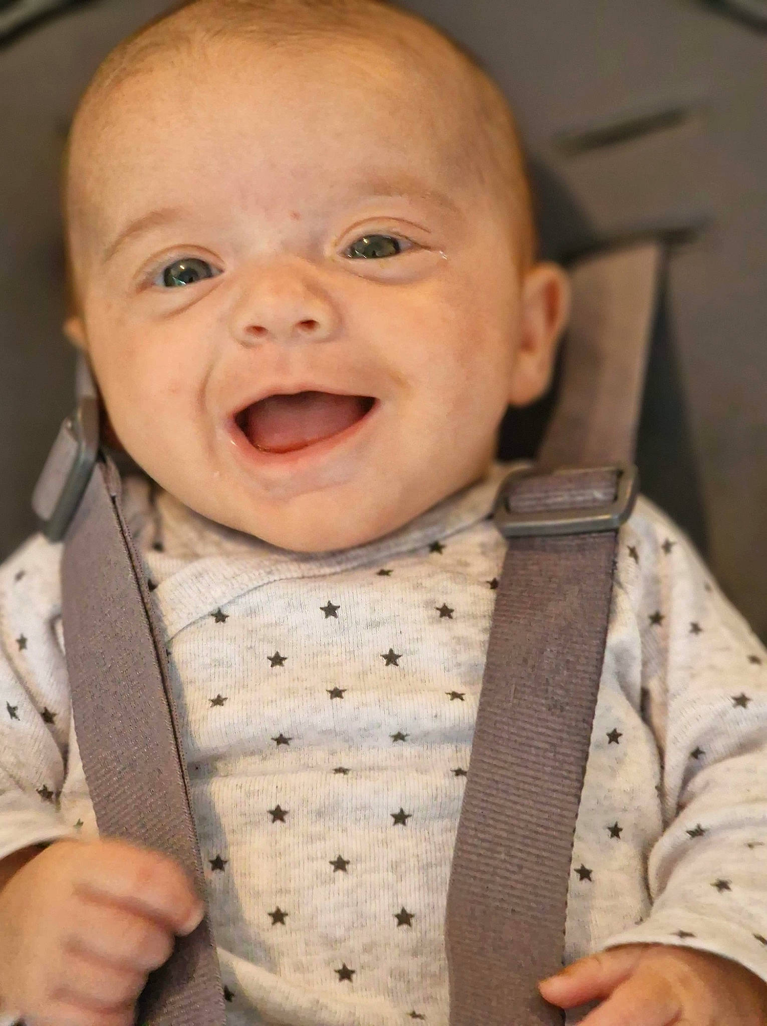 Elyna a rejoint le concours — aidez-le/la à gagner de superbes lots ! baby, baby_products, baby_toddler_clothing, button, cheek, child, collar, dress_shirt, facial_expression, fashion_accessory, fun, happy, laugh, lip, nose, pattern, person, skin, sleeve, smile