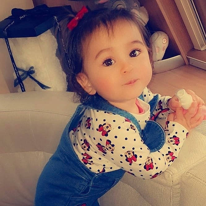 Maïssy participe au concours pour gagner de l'argent avec cette photo : arm, baby, beauty, cheek, child, cool, eye, face, forehead, hair, head, lip, neck, nose, outerwear, person, selfie, skin, sleeve, smile