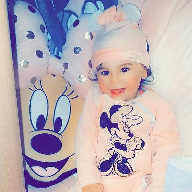 Maïssy participe au concours pour gagner de l'argent avec cette photo : arm, baby, blue, child, design, drawing, ear, hand, illustration, joy, person, sleeve, style, t_shirt, textile, toddler, violet