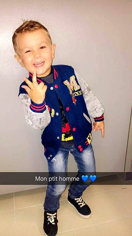 Preston a rejoint le concours — aidez-le/la à gagner de superbes lots ! arm, child, child_model, fashion_design, footwear, gesture, joy, person, play, smile, toddler