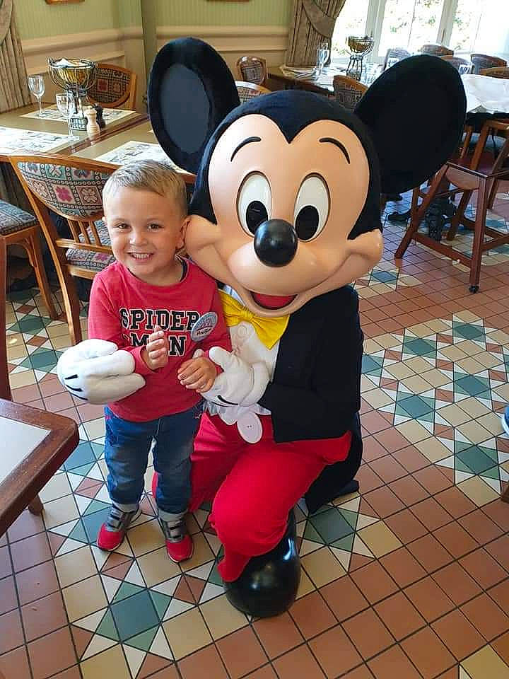 Preston a rejoint le concours — aidez-le/la à gagner de superbes lots ! amusement_park, child, fun, happy, joy, leisure, mascot, party, person, plush, recreation, restaurant, stuffed_toy, teddy_bear, toddler, toy, vacation, walt_disney_world, world