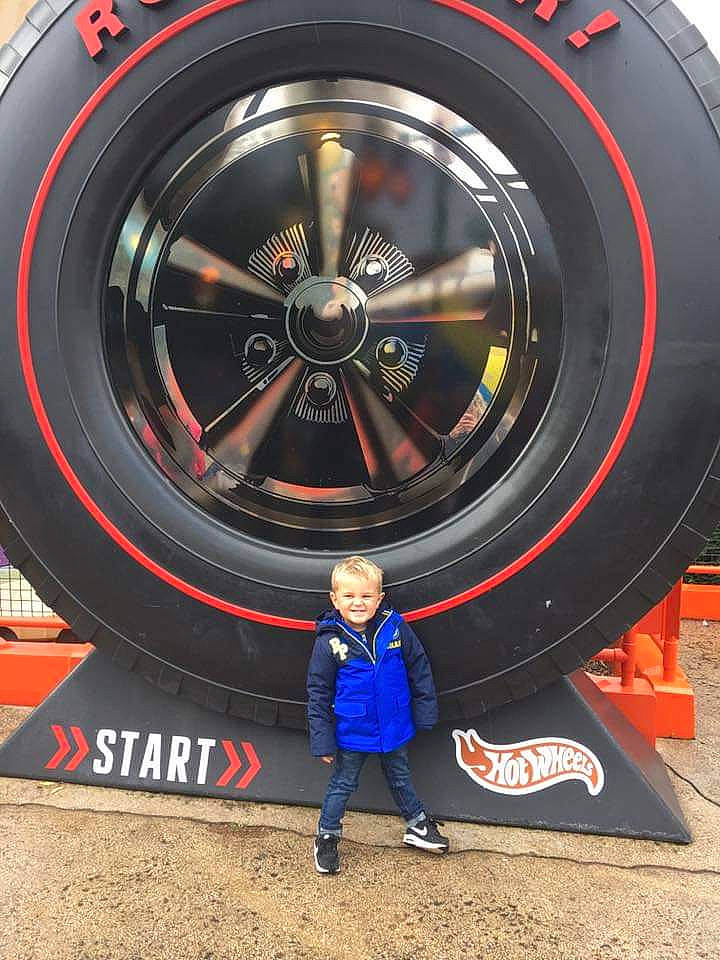 Preston participe au concours pour gagner de l'argent avec cette photo : alloy_wheel, auto_part, automotive_tire, automotive_wheel_system, car, formula_one_tyres, joy, person, rim, spoke, tire, tire_care, tread, vehicle, wheel