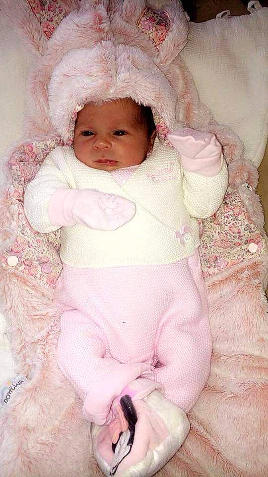 Maïssy participe au concours pour gagner de l'argent avec cette photo : baby, baby_sleeping, baby_toddler_clothing, cheek, child, fur, person, pink, product, skin, smile, toddler, white