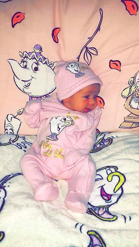 Maïssy participe au concours pour gagner de l'argent avec cette photo : baby, baby_toddler_clothing, child, drawing, fictional_character, illustration, person, pink, product, sleeve, toddler