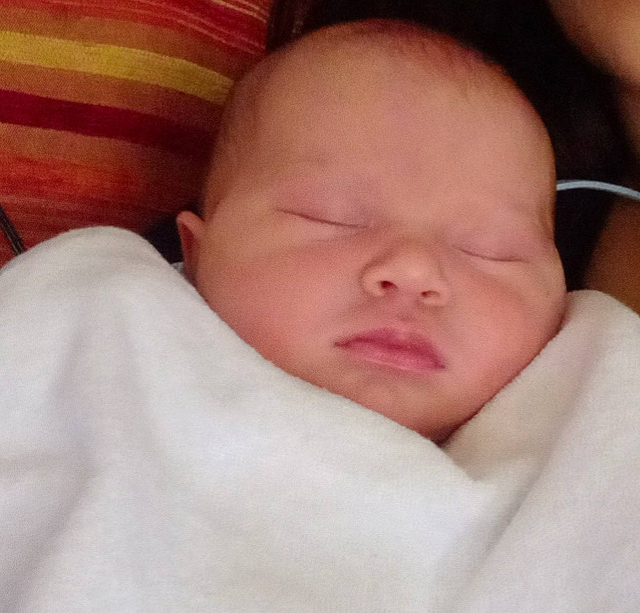 élina a rejoint le concours — aidez-le/la à gagner de superbes lots ! baby, baby_sleeping, bedtime, cheek, child, comfort, ear, eye, eyebrow, eyelash, hair, happy, head, iris, linens, lip, nose, person, skin, thumb