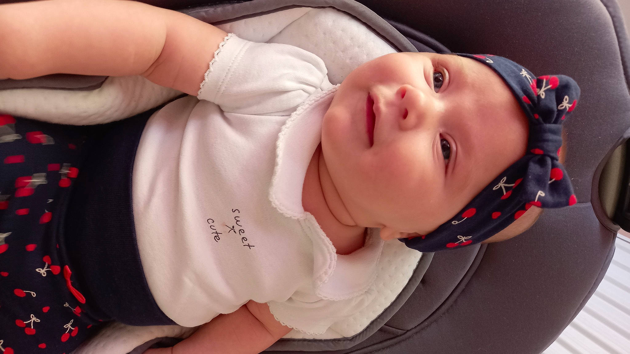 élina a rejoint le concours — aidez-le/la à gagner de superbes lots ! audio_equipment, baby, baby_products, baby_toddler_clothing, cheek, child, comfort, eyebrow, eyelash, finger, headwear, helmet, lip, mouth, nail, neck, nose, person, skin, sleeve