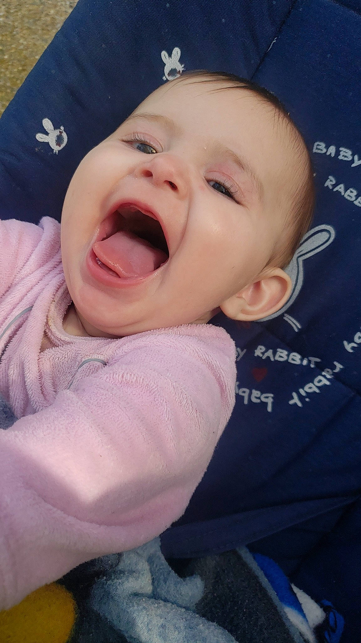 Noéline participe au concours pour gagner de l'argent avec cette photo : baby, baby_laughing, baby_toddler_clothing, cheek, chin, cool, eye, eyebrow, finger, gesture, happy, lip, mammal, mouth, nose, person, pink, skin, sleeve, smile