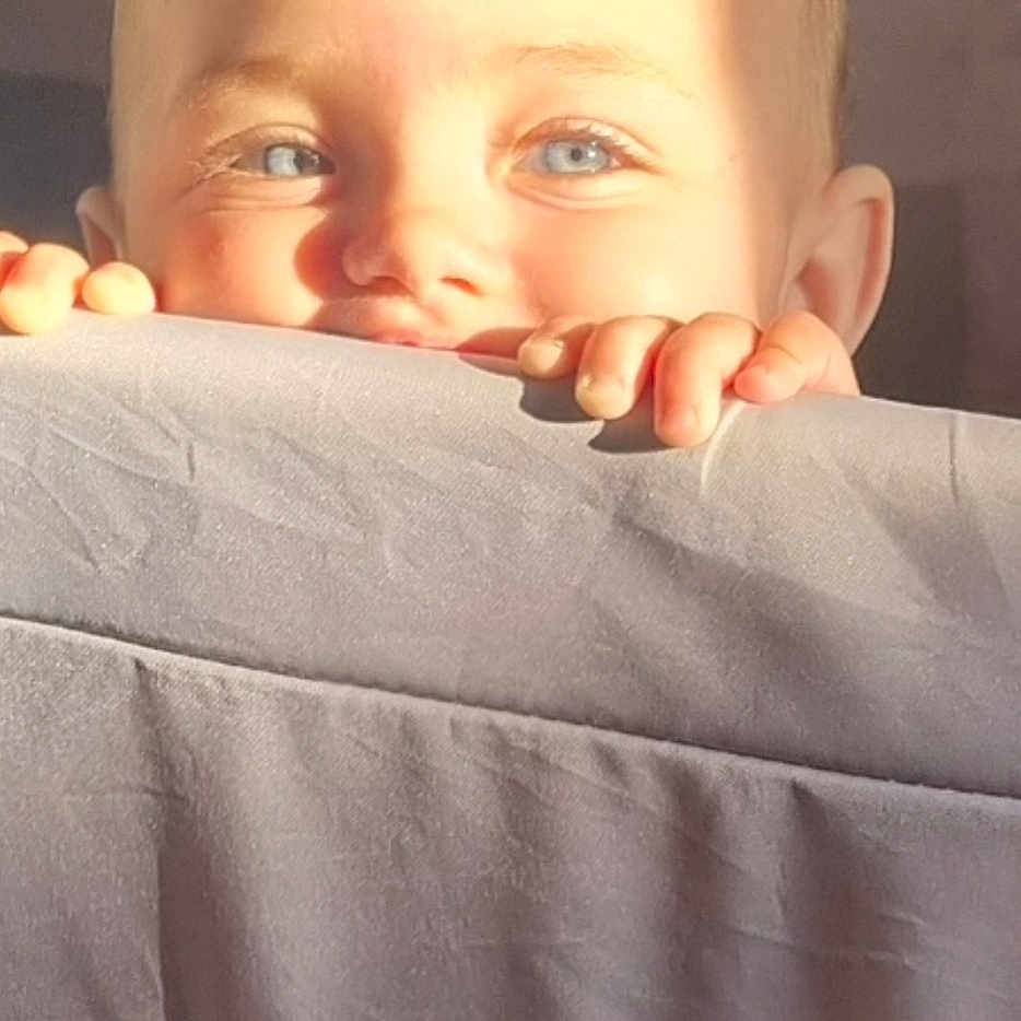 Juliette participe au concours pour gagner de l'argent avec cette photo : baby, bed, bodypart, crib, cushion, face, finger, furniture, hand, happy, head, homedecor, infantbed, laughing, mouth, newborn, person, photography, portrait, smile