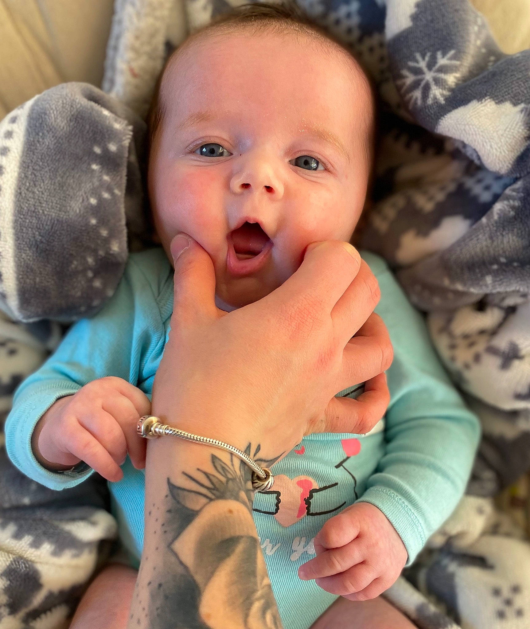 Ewa a rejoint le concours — aidez-le/la à gagner de superbes lots ! baby, baby_toddler_clothing, cheek, chin, eye, face, facial_expression, finger, gesture, happy, head, iris, lip, mouth, neck, nose, person, skin, textile, thumb