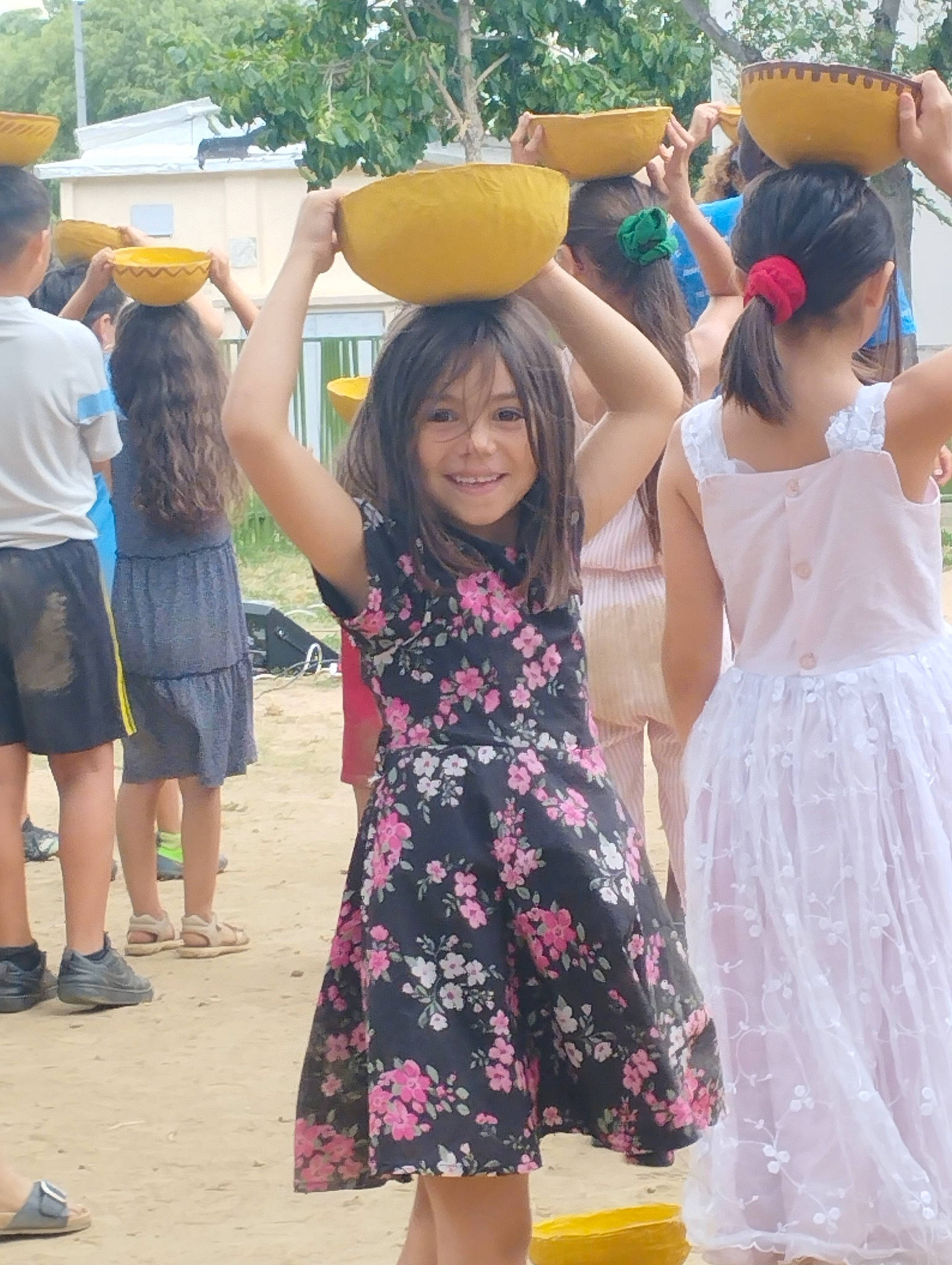Eryne participe au concours pour gagner de l'argent avec cette photo : balloon, child, friendship, fun, gesture, hairstyle, happy, hat, human, interaction, joy, leisure, one_piece_garment, person, pink, public_space, shorts, smile, t_shirt, travel
