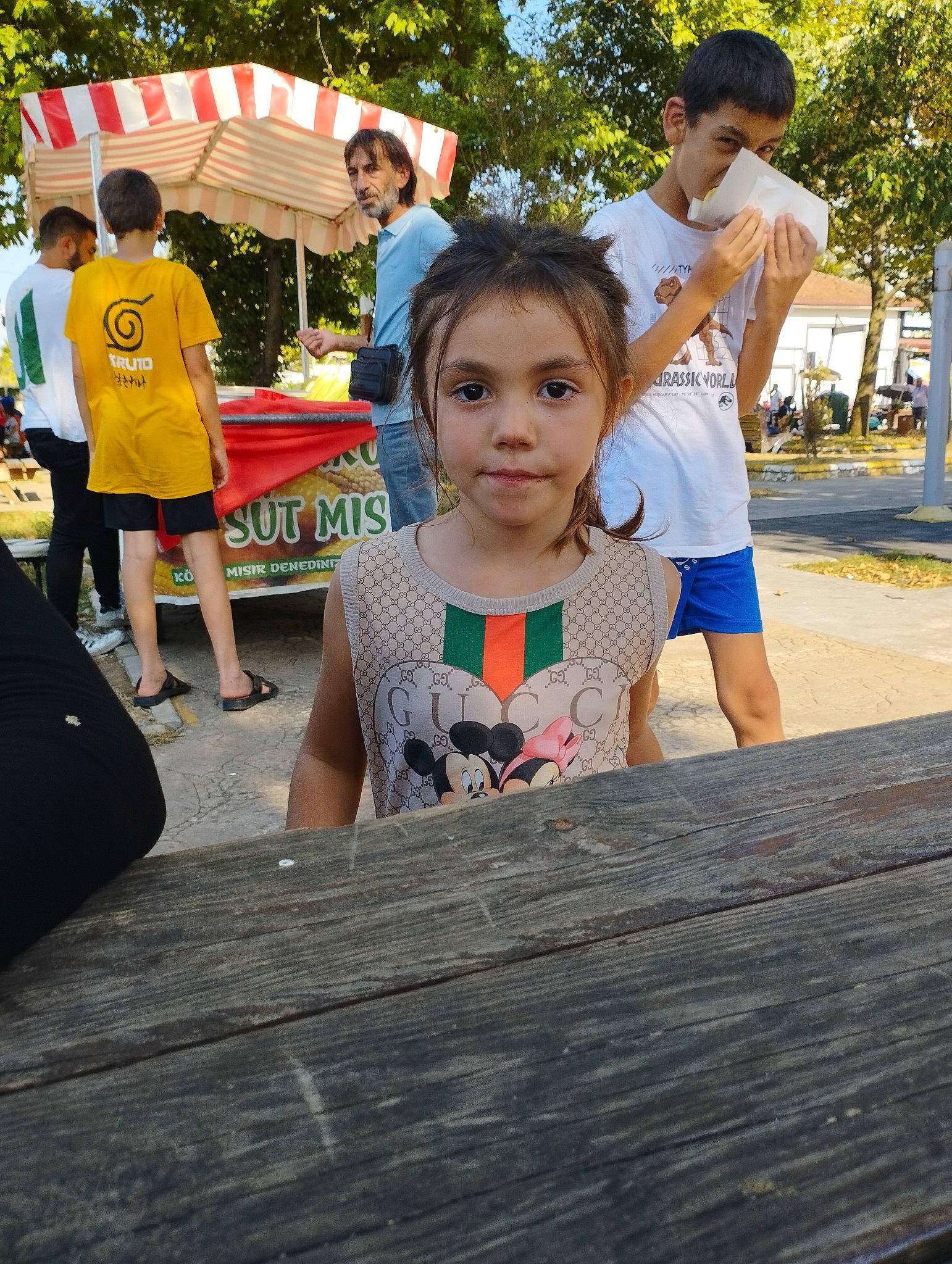 Eryne participe au concours pour gagner de l'argent avec cette photo : child, city, community, event, eyewear, fun, happy, leisure, morning, pedestrian, person, public_space, recreation, shorts, street, t_shirt, toddler, travel, tree, umbrella