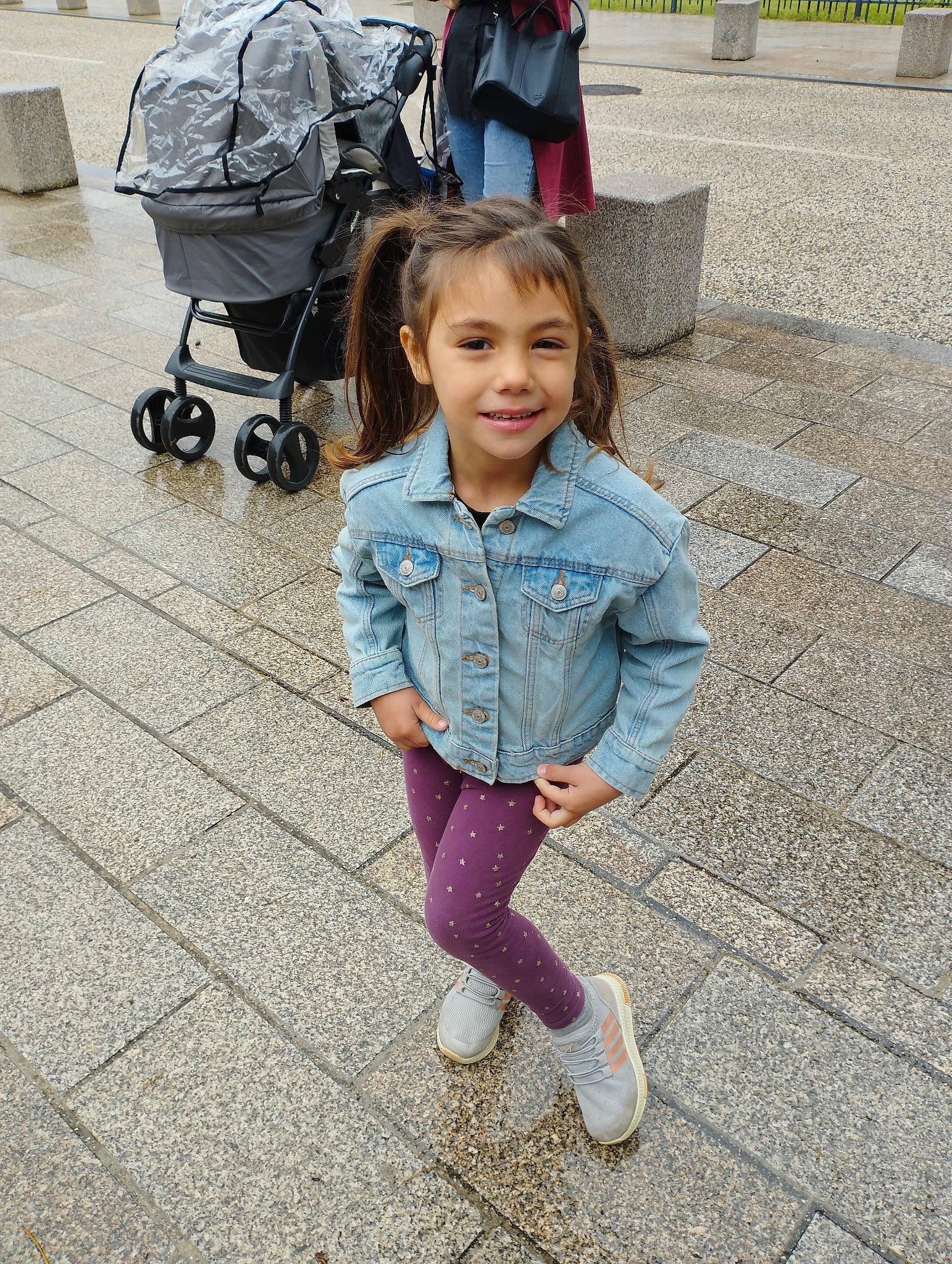 Eryne participe au concours pour gagner de l'argent avec cette photo : bag, child, flooring, fun, happy, joy, leg, leisure, luggage_and_bags, magenta, person, public_space, road_surface, shoe, sidewalk, sitting, smile, snapshot, toddler, travel