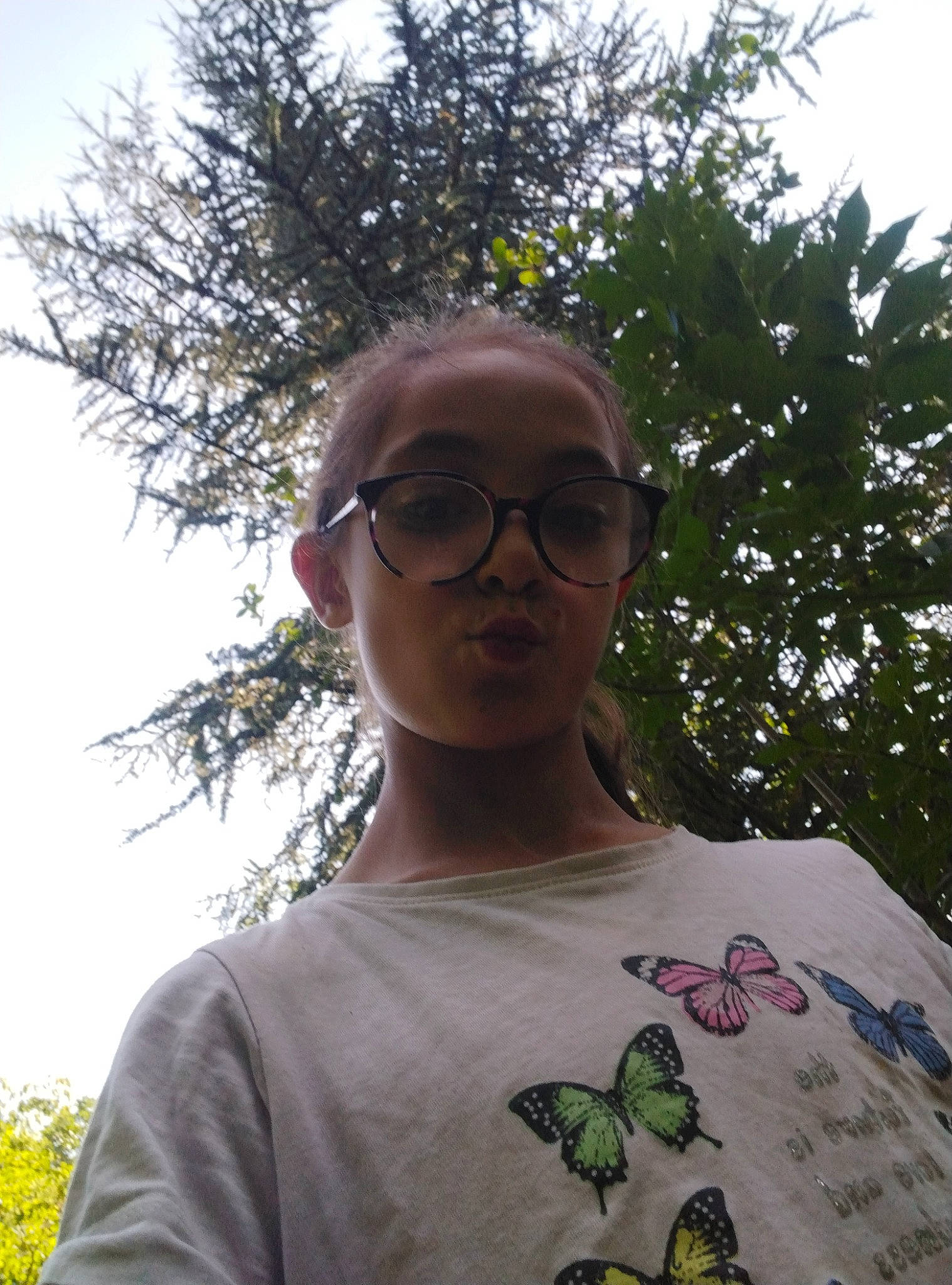 Lelia participe au concours pour gagner de l'argent avec cette photo : active_shirt, adaptation, botany, eyewear, forehead, glasses, grass, hairstyle, happy, leaf, leisure, mammal, person, sky, sleeve, t_shirt, travel, tree, vertebrate, vision_care