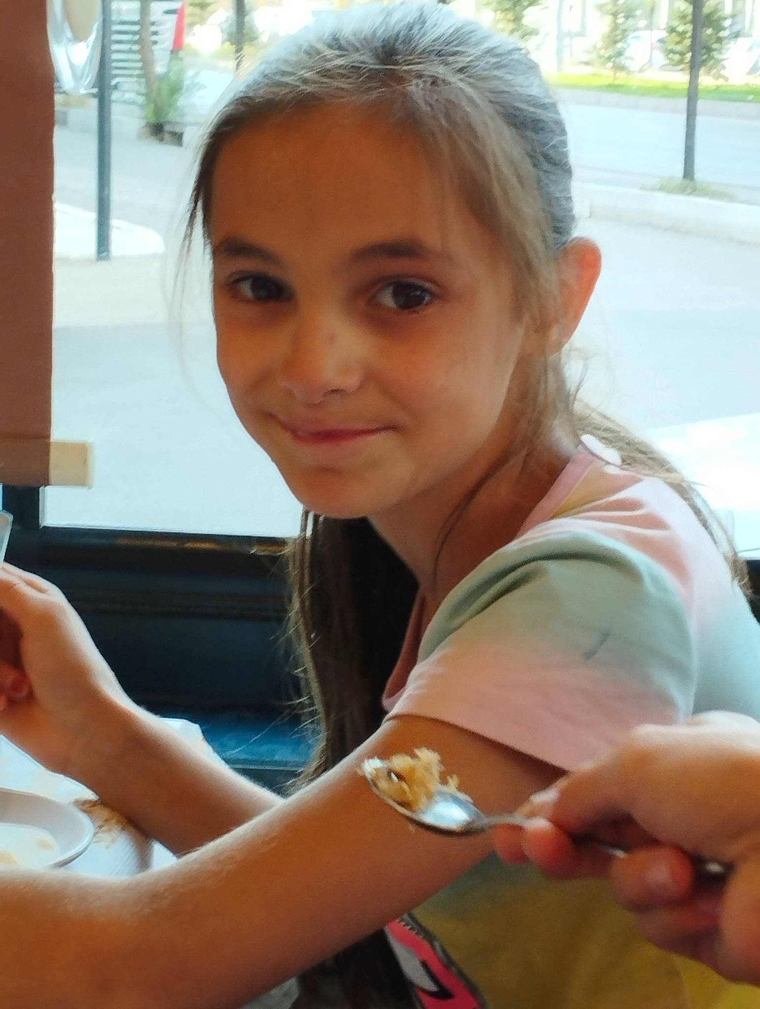 Lelia participe au concours pour gagner de l'argent avec cette photo : bracelet, child, elbow, finger, fun, gesture, hand, happy, jewellery, joy, leisure, nail, necklace, person, plant, shoulder, sitting, smile, thumb, vacation