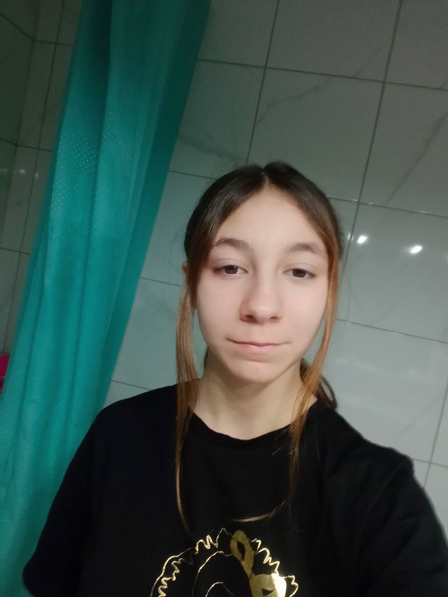 Esra a rejoint le concours — aidez-le/la à gagner de superbes lots ! bangs, black_hair, chest, cool, curtain, eyelash, fashion_accessory, flash_photography, forehead, fun, hairstyle, jaw, jewellery, lip, long_hair, necklace, pattern, person, sitting, sleeve