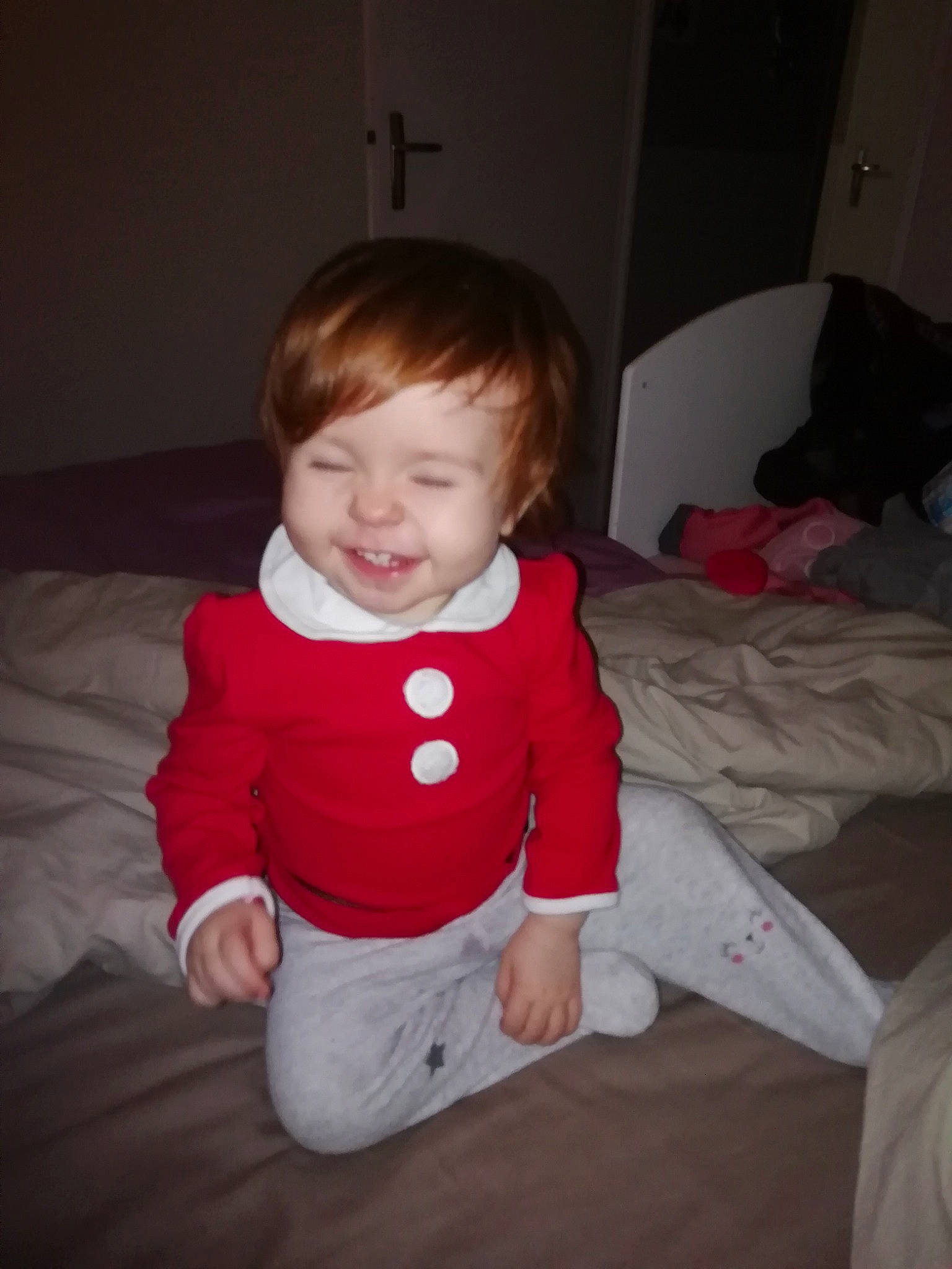 Maëlys participe au concours pour gagner de l'argent avec cette photo : arm, boy, cheek, child, day, facial_expression, fun, human_hair_color, infant, joy, leg, mouth, nose, person, product, red, sitting, skin, smile, standing