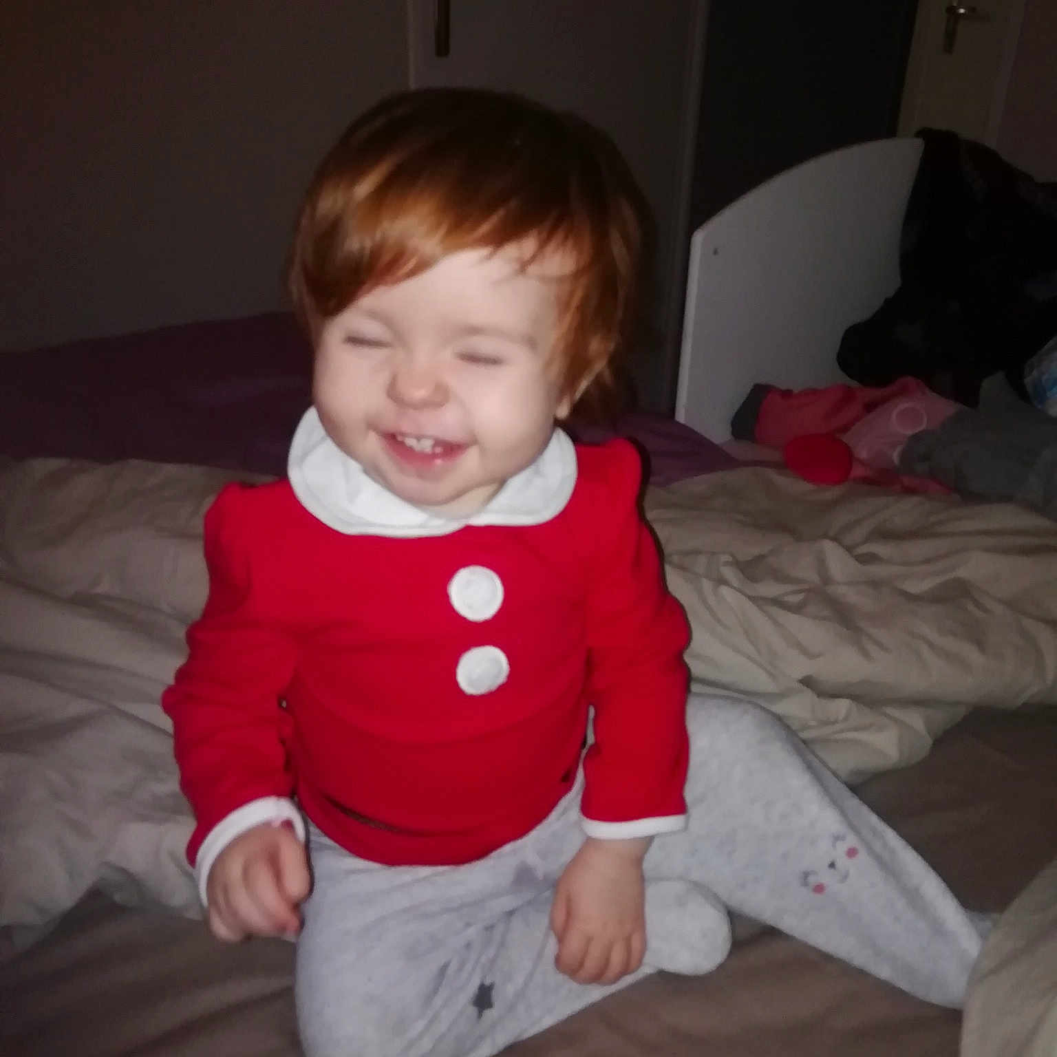 Maëlys participe au concours pour gagner de l'argent avec cette photo : arm, boy, cheek, child, day, facial_expression, fun, human_hair_color, infant, joy, leg, mouth, nose, person, product, red, sitting, skin, smile, standing