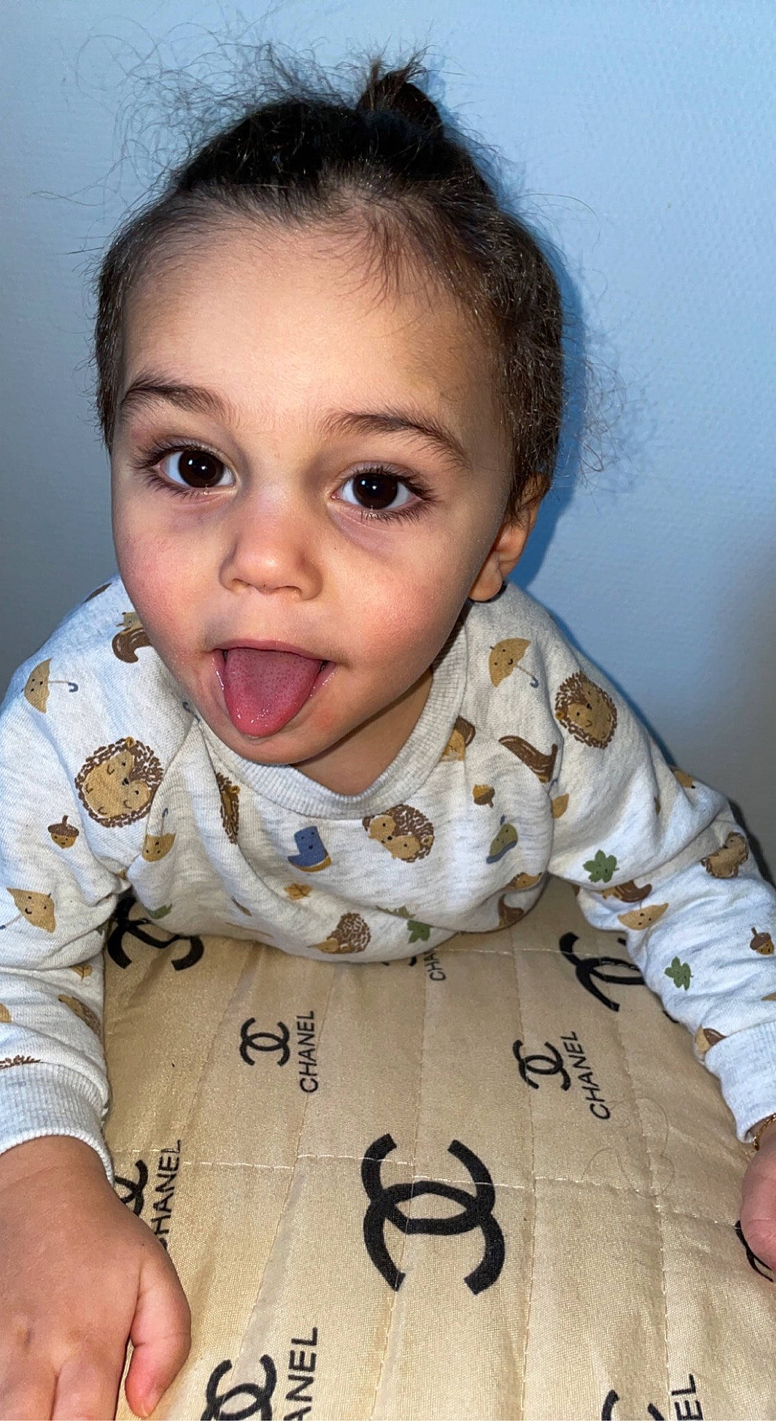 Ahmed participe au concours pour gagner de l'argent avec cette photo : arm, baby_toddler_clothing, cheek, chin, eye, eyebrow, eyelash, face, forehead, hair, hairstyle, head, lip, mouth, neck, nose, outerwear, person, skin, sleeve