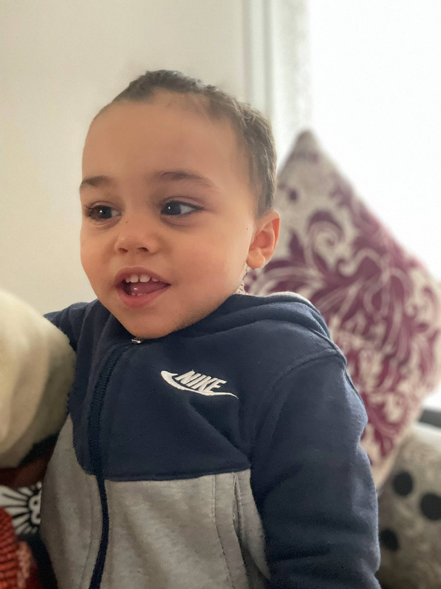 Ahmed a rejoint le concours — aidez-le/la à gagner de superbes lots ! baby, baby_toddler_clothing, cheek, child, comfort, curtain, face, flash_photography, fun, happy, human_body, iris, neck, person, personal_protective_equipment, selfie, sitting, sleeve, smile, t_shirt